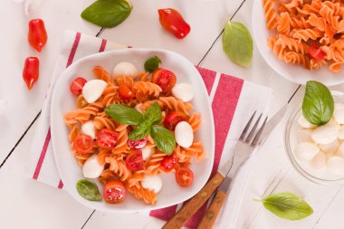 Kiraz domatesli ve mozzarella peynirli Fusilli makarna..