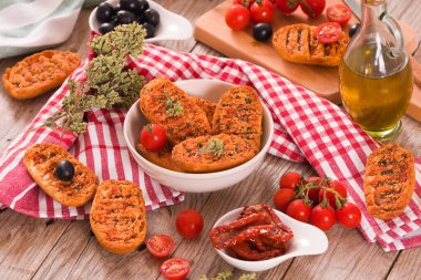 Domates ve kekikli kızarmış ekmek..