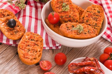 Domates ve kekikli kızarmış ekmek..