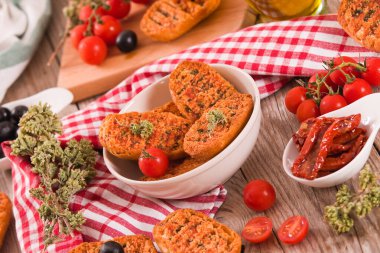 Domates ve kekikli kızarmış ekmek..