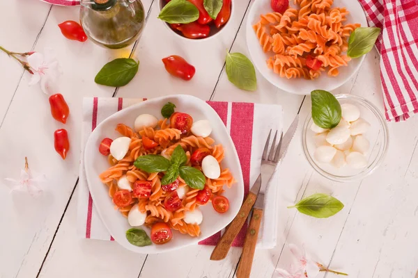 Makaron Fusilli Pomidorami Wiśniowymi Serem Mozzarella — Zdjęcie stockowe