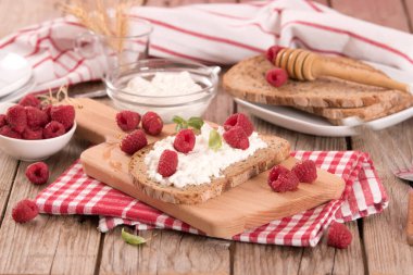 Çavdar ekmeği, süzme peynir ve ahududu..