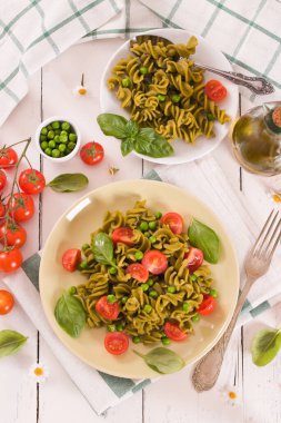 Kiraz domatesli ve bezelyeli Fusilli makarna..