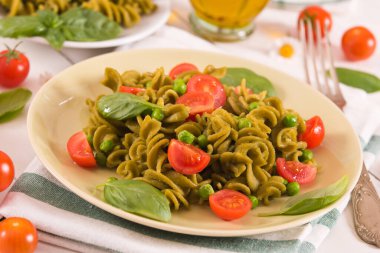 Kiraz domatesli ve bezelyeli Fusilli makarna..