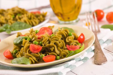 Kiraz domatesli ve bezelyeli Fusilli makarna..