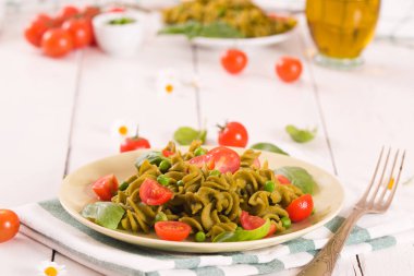 Kiraz domatesli ve bezelyeli Fusilli makarna..