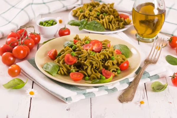 Fusilli Pasta Met Kerstomaten Erwten — Stockfoto