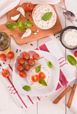 Süt taneli ve domatesli pirinç kekleri..