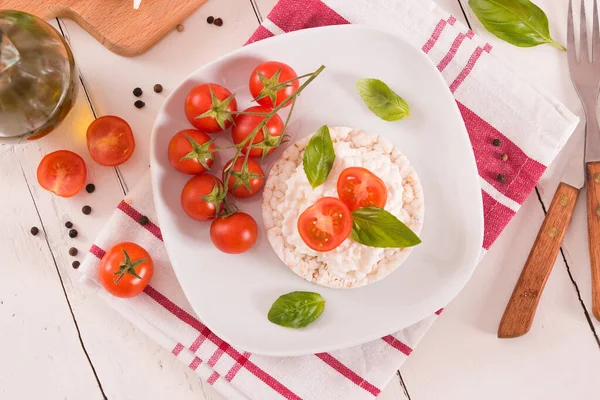 Reiskuchen Mit Milchflocken Und Tomaten — Stockfoto