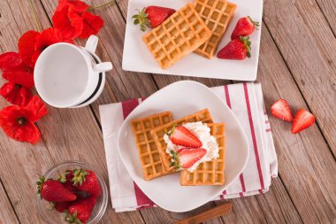 Çilekli waffle ve krem şantili.