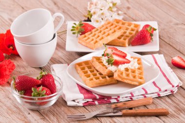 Çilekli waffle ve krem şantili.