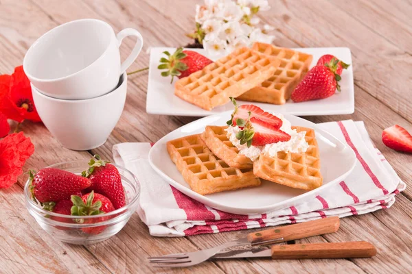 Çilekli waffle ve krem şantili.