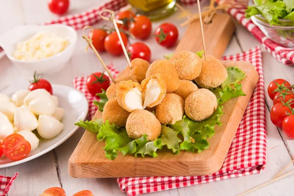 Gefrituurde Mozzarella Kaasballen — Stockfoto