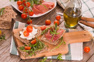 Susamlı kızarmış çavdar ekmeği, jambon ve süzme peynir..