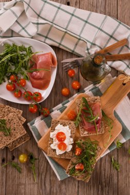 Susamlı kızarmış çavdar ekmeği, jambon ve süzme peynir..