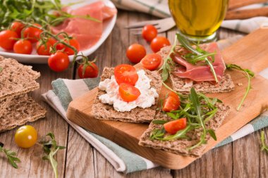 Susamlı kızarmış çavdar ekmeği, jambon ve süzme peynir..