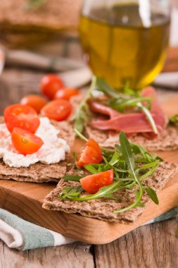 Susamlı kızarmış çavdar ekmeği, jambon ve süzme peynir..