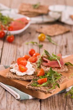 Susamlı kızarmış çavdar ekmeği, jambon ve süzme peynir..