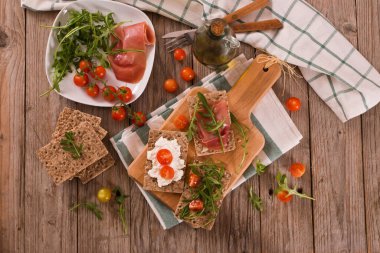 Susamlı kızarmış çavdar ekmeği, jambon ve süzme peynir..