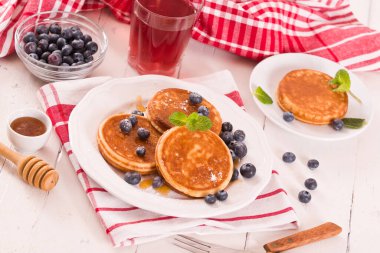 Yaban mersinli krep ve çikolata kremalı..