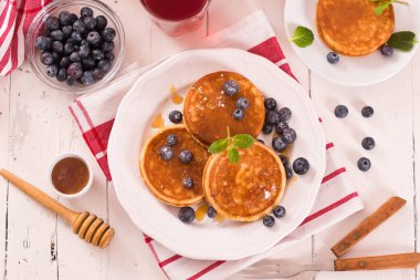Yaban mersinli krep ve çikolata kremalı..