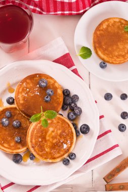 Yaban mersinli krep ve çikolata kremalı..