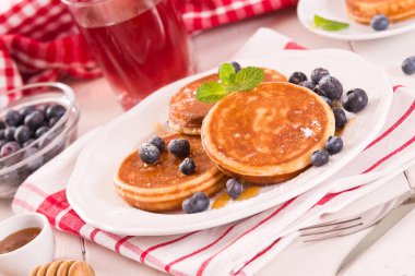 Yaban mersinli krep ve çikolata kremalı..