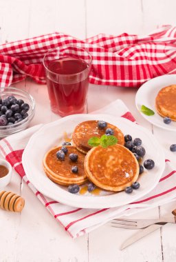 Yaban mersinli krep ve çikolata kremalı..