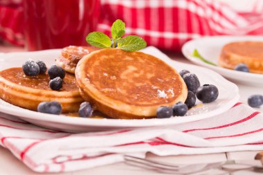 Yaban mersinli krep ve çikolata kremalı..