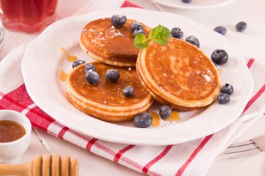 Yaban mersinli krep ve çikolata kremalı..