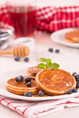 Yaban mersinli krep ve çikolata kremalı..