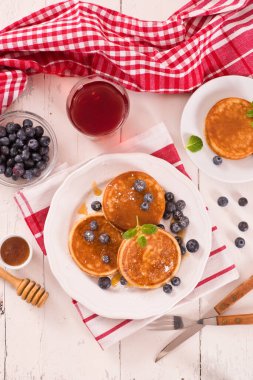 Yaban mersinli krep ve çikolata kremalı..