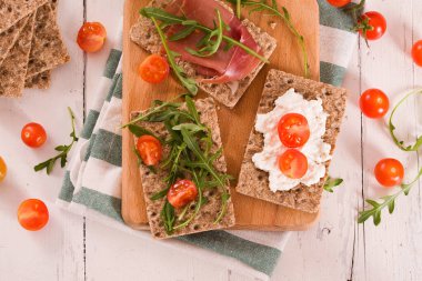 Susamlı kızarmış çavdar ekmeği, jambon ve süzme peynir..