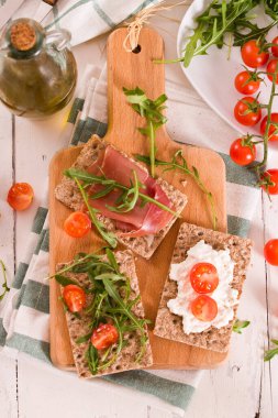 Susamlı kızarmış çavdar ekmeği, jambon ve süzme peynir..