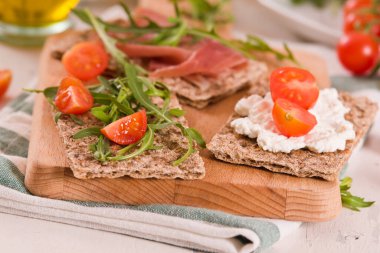 Susamlı kızarmış çavdar ekmeği, jambon ve süzme peynir..