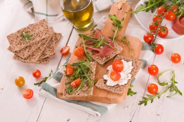 Susamlı kızarmış çavdar ekmeği, jambon ve süzme peynir..