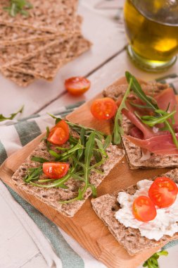 Susamlı kızarmış çavdar ekmeği, jambon ve süzme peynir..