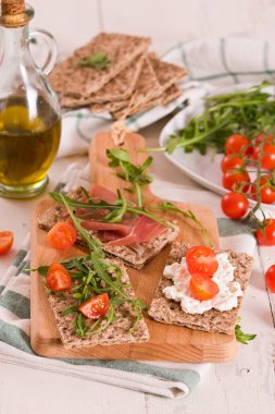 Susamlı kızarmış çavdar ekmeği, jambon ve süzme peynir..