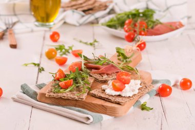 Susamlı kızarmış çavdar ekmeği, jambon ve süzme peynir..