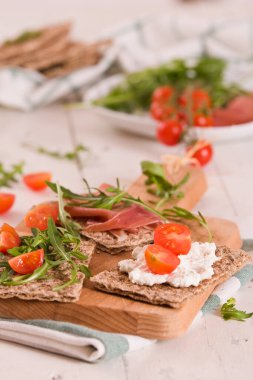 Susamlı kızarmış çavdar ekmeği, jambon ve süzme peynir..
