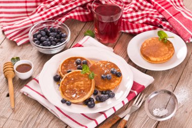 Yaban mersinli krep ve çikolata kremalı..