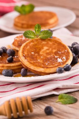 Yaban mersinli krep ve çikolata kremalı..