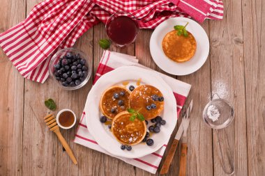 Yaban mersinli krep ve çikolata kremalı..