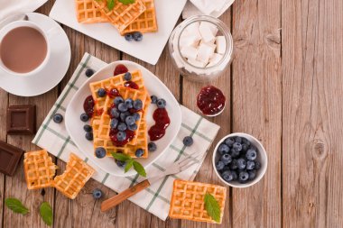 Yaban mersinli waffle ve reçelli. 