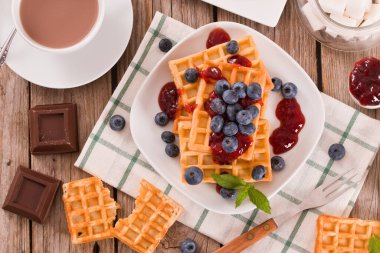 Yaban mersinli waffle ve reçelli. 