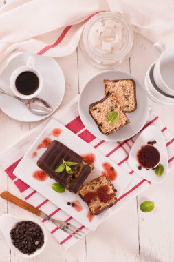 Çikolata kumlama ile sünger kek.