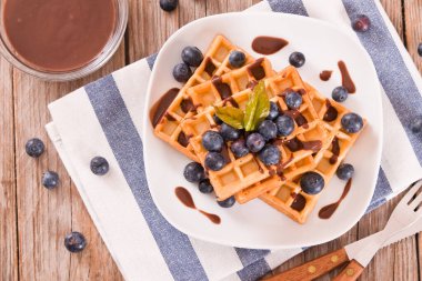 Yaban mersinli waffle ve çikolatalı krema.