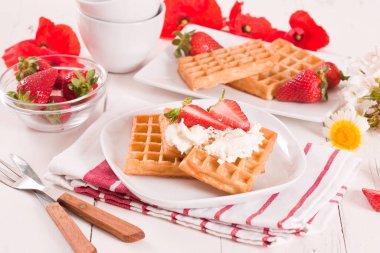 Çilekli waffle ve krem şantili.