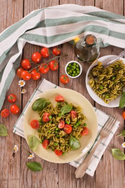 Kiraz domatesli ve bezelyeli Fusilli makarna..