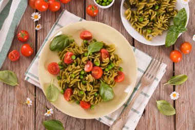 Kiraz domatesli ve bezelyeli Fusilli makarna..